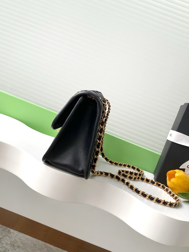 Сумка через плечо с золотой фурнитурой Chanel