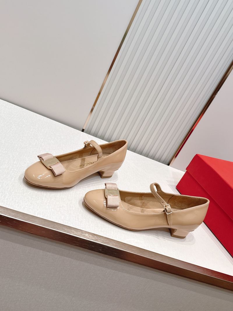 Бежевые лаковые балетки с бантом Ferragamo