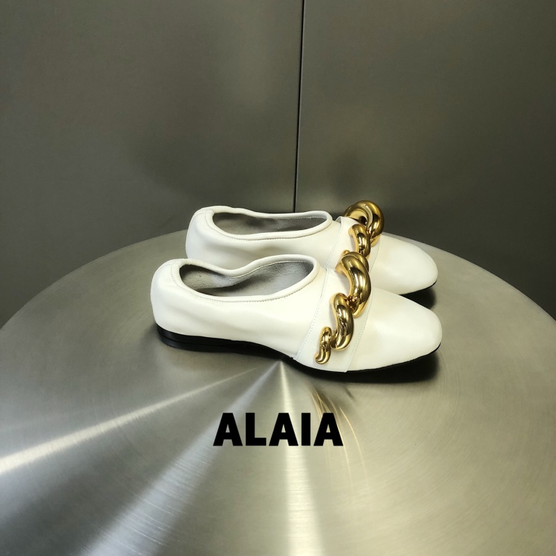 Балетки Alaia белого цвета с декоративной цепью Alaïa