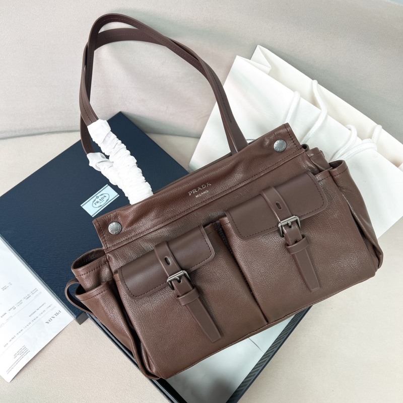 Кожаная сумка Prada с пряжками