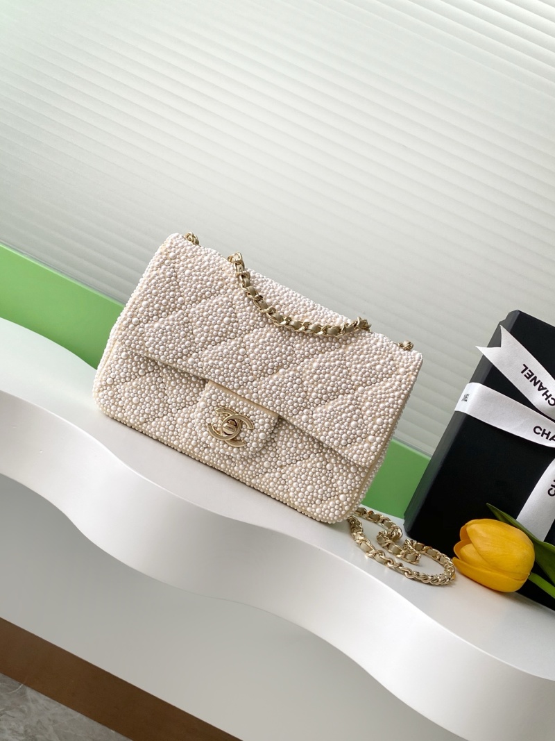 Женская сумка из жемчуга кремового цвета Chanel