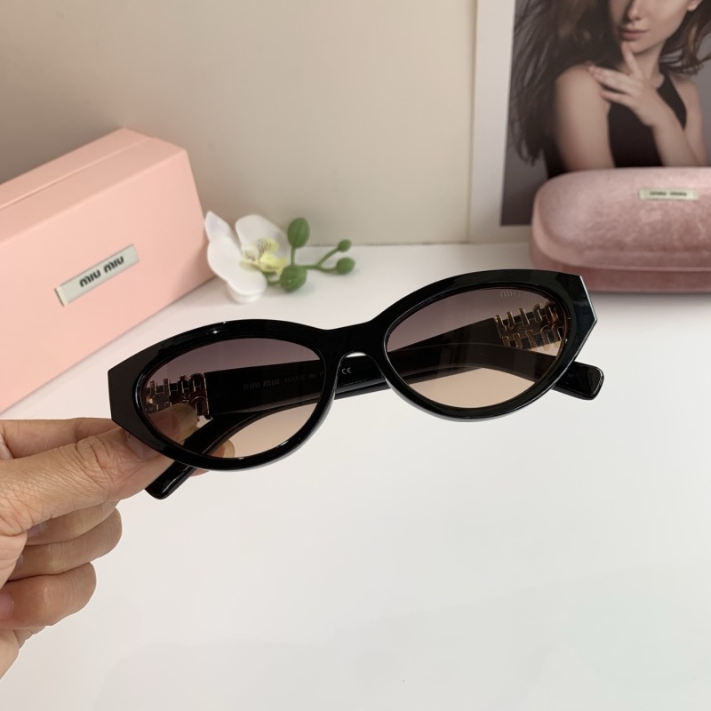 Солнцезащитные очки Miu Miu с золотистым декором