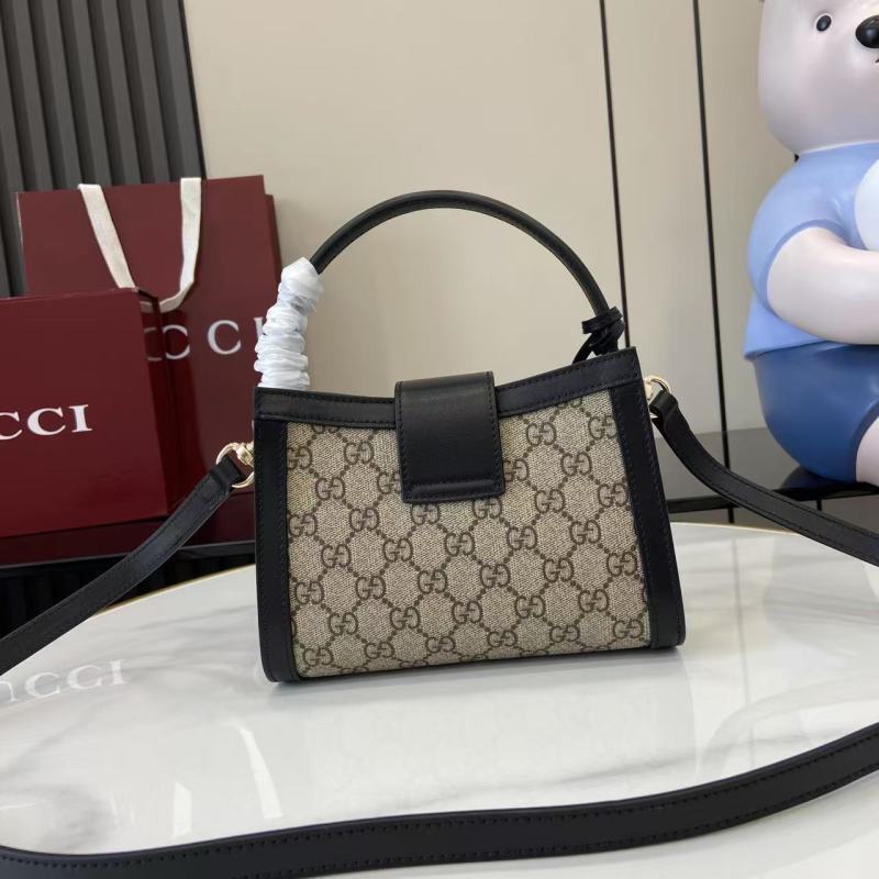 Сумка Gucci с золотым замком и монограммой