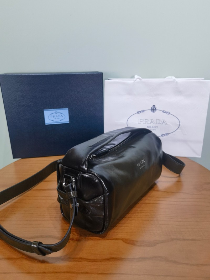 Кожаная сумка Prada через плечо