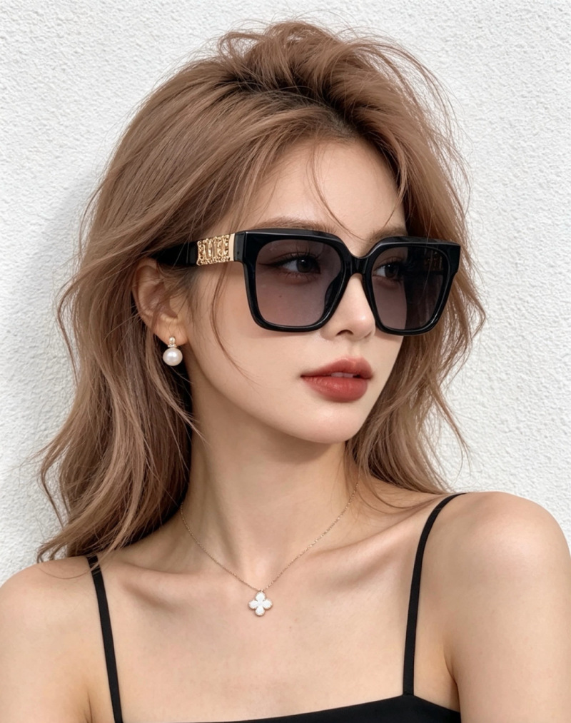 Солнцезащитные очки DIOR в массивной оправе