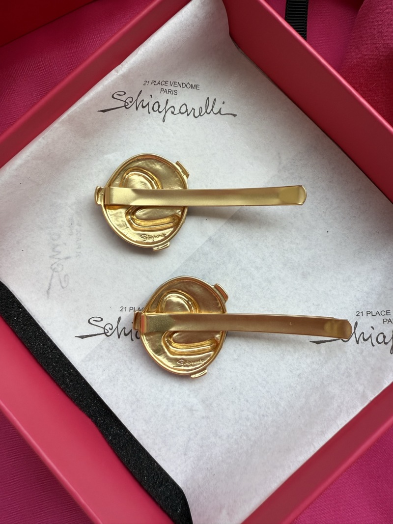Брошь Schiaparelli в виде буквы S