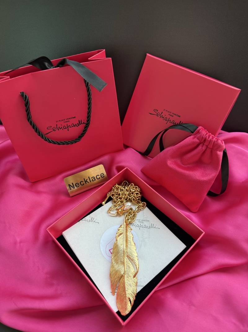 Золотистое колье с подвеской в виде пера Schiaparelli