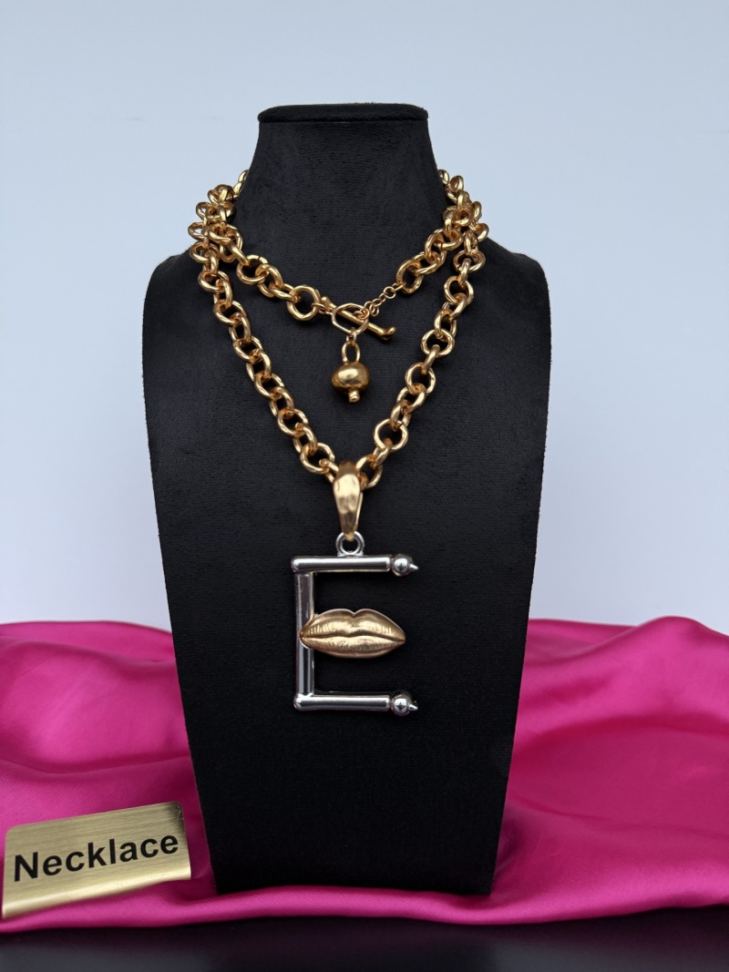 Колье с подвеской в виде губ Schiaparelli