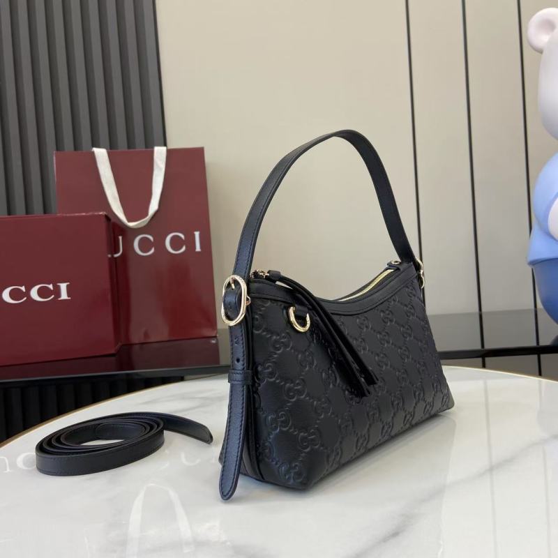 Черная сумка Gucci с тиснением