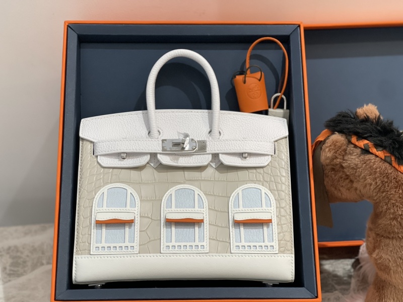 Мини-сумка белого цвета с декором в виде окон и серебряной фурнитурой Hermès