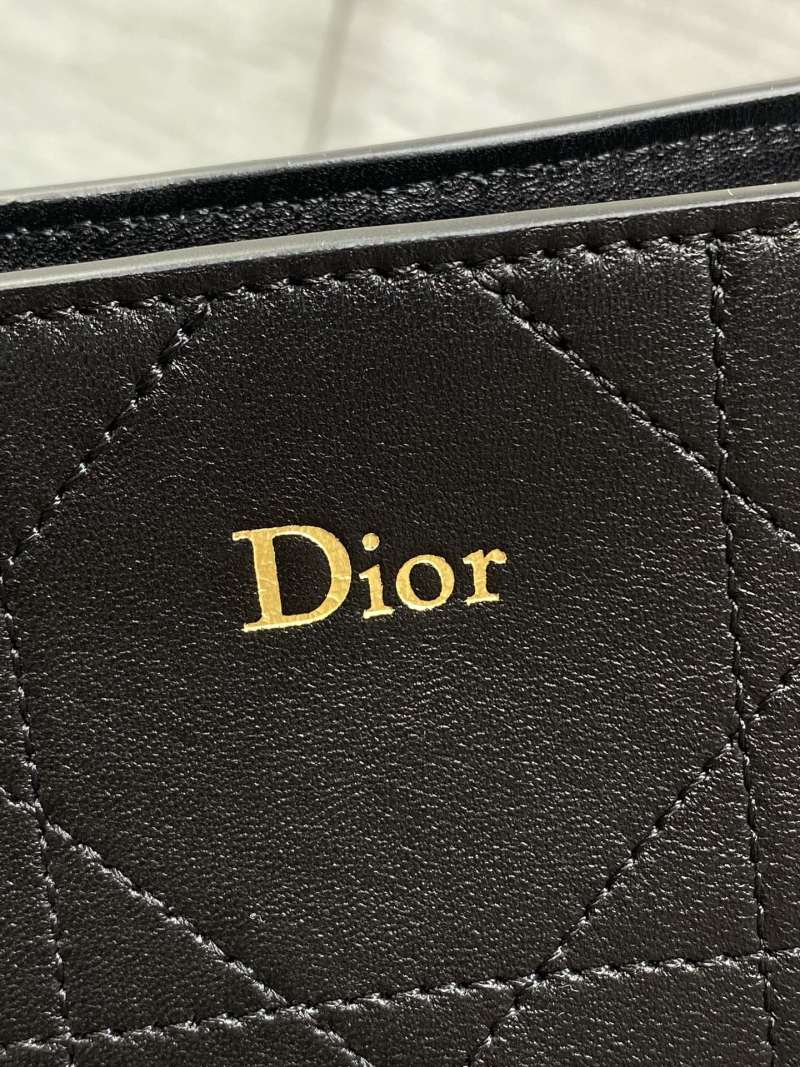 Черная сумка Dior с цепочкой