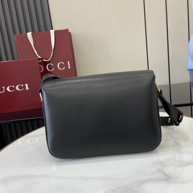 Черная сумка Gucci с фурнитурой