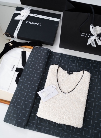Белый вязаный топ Chanel с черной отделкой