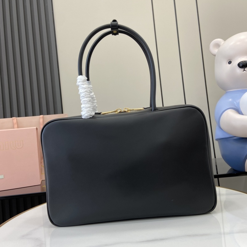 Черная сумка Miu Miu с ручками