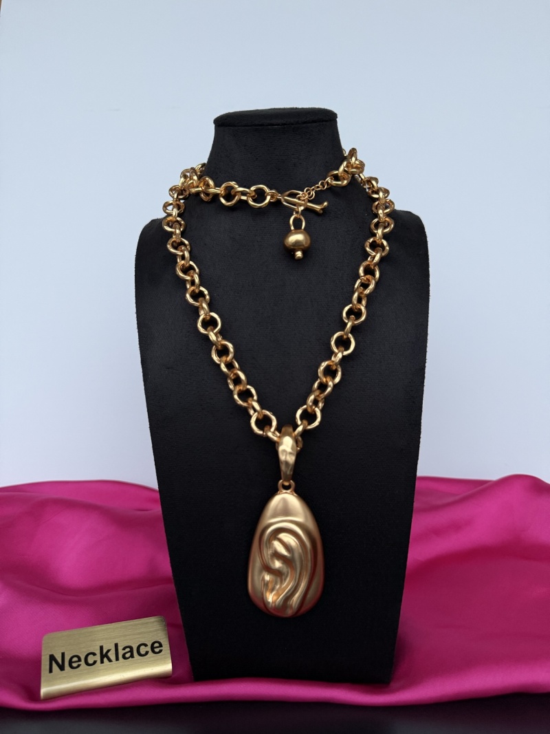 Золотистое колье с подвеской в виде уха Schiaparelli
