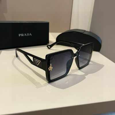 Женские солнцезащитные очки Prada