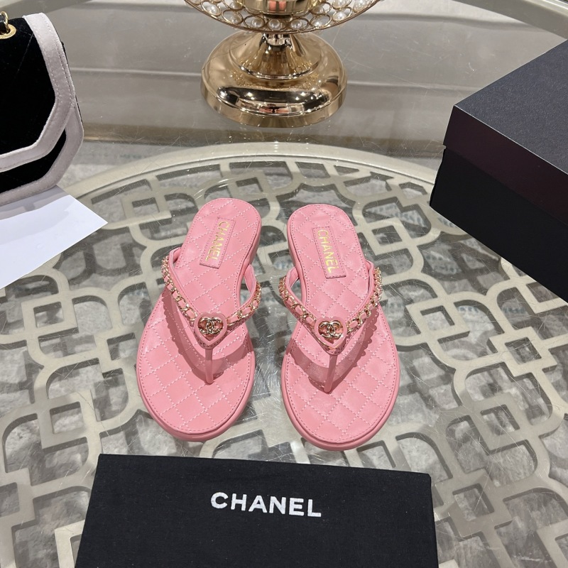 Женские розовые шлёпанцы с цепочкой и логотипом Chanel