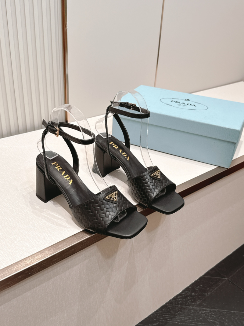 Женские босоножки Prada с треугольным застёжками и квадратным носком