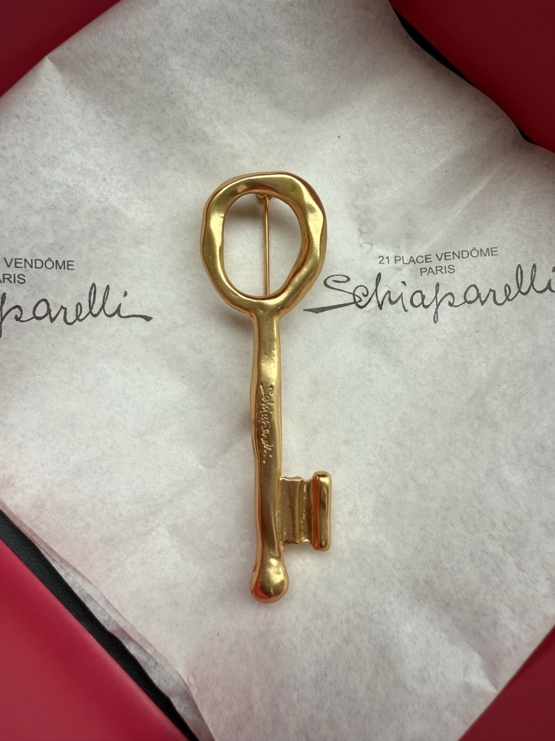 Брошь в виде ключа Schiaparelli
