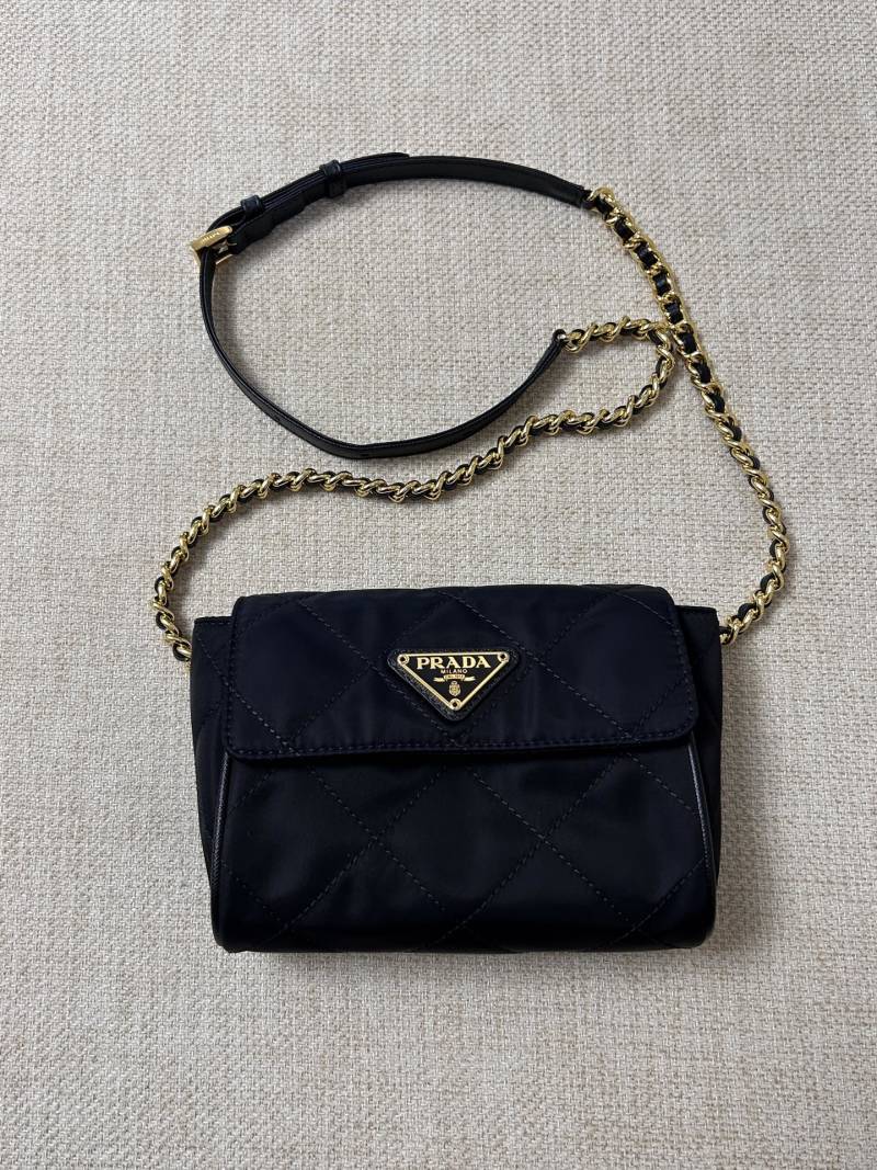 Черная сумка кросс-боди с декоративной цепью Prada