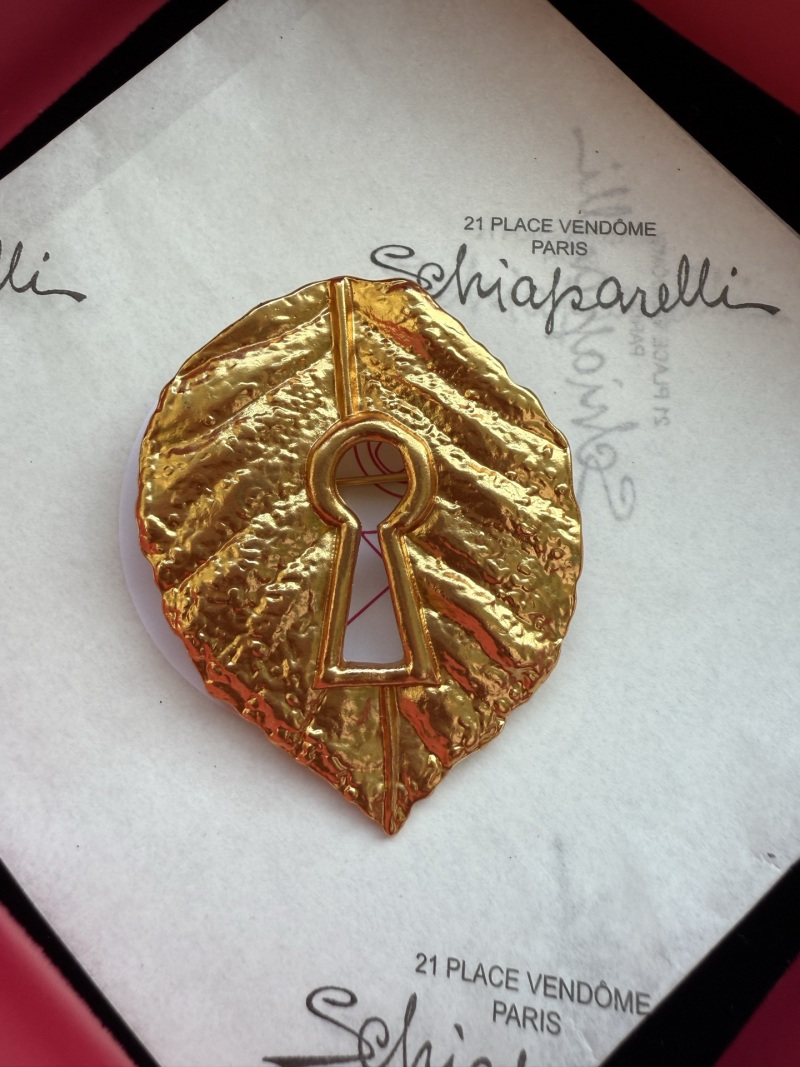 Брошь Schiaparelli в форме листа с ключом