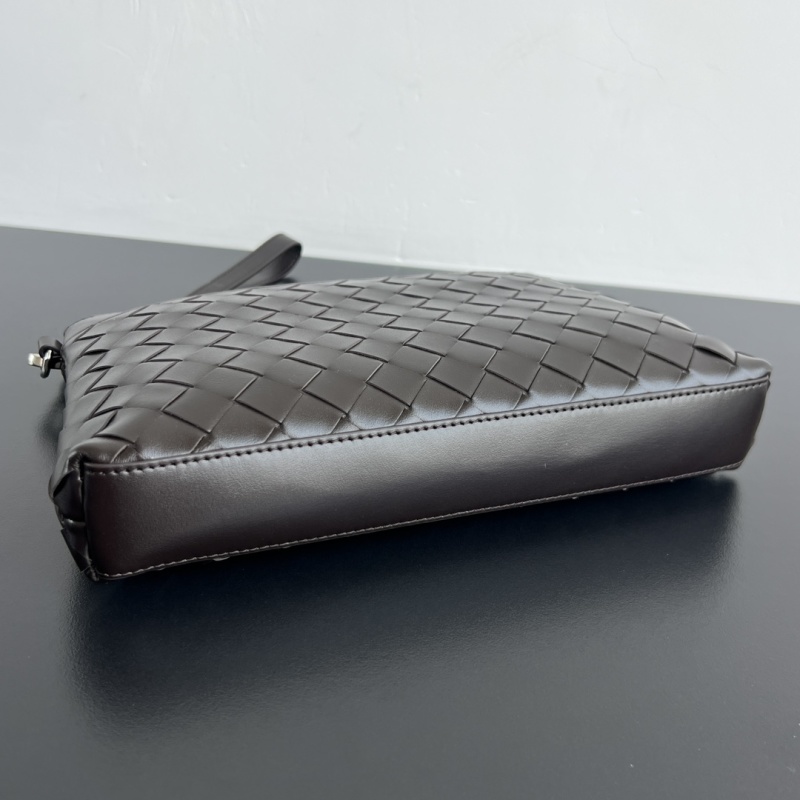 Мужской плетеный кошелек-конверт Bottega Veneta