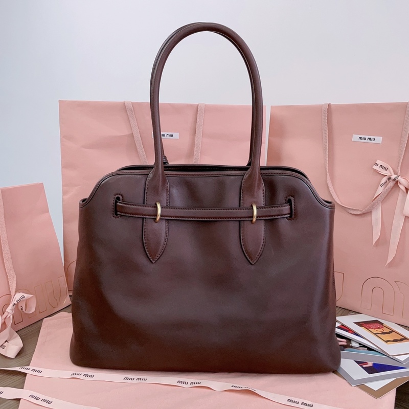 Сумка Miu Miu из мягкой кожи с золотистой фурнитурой
