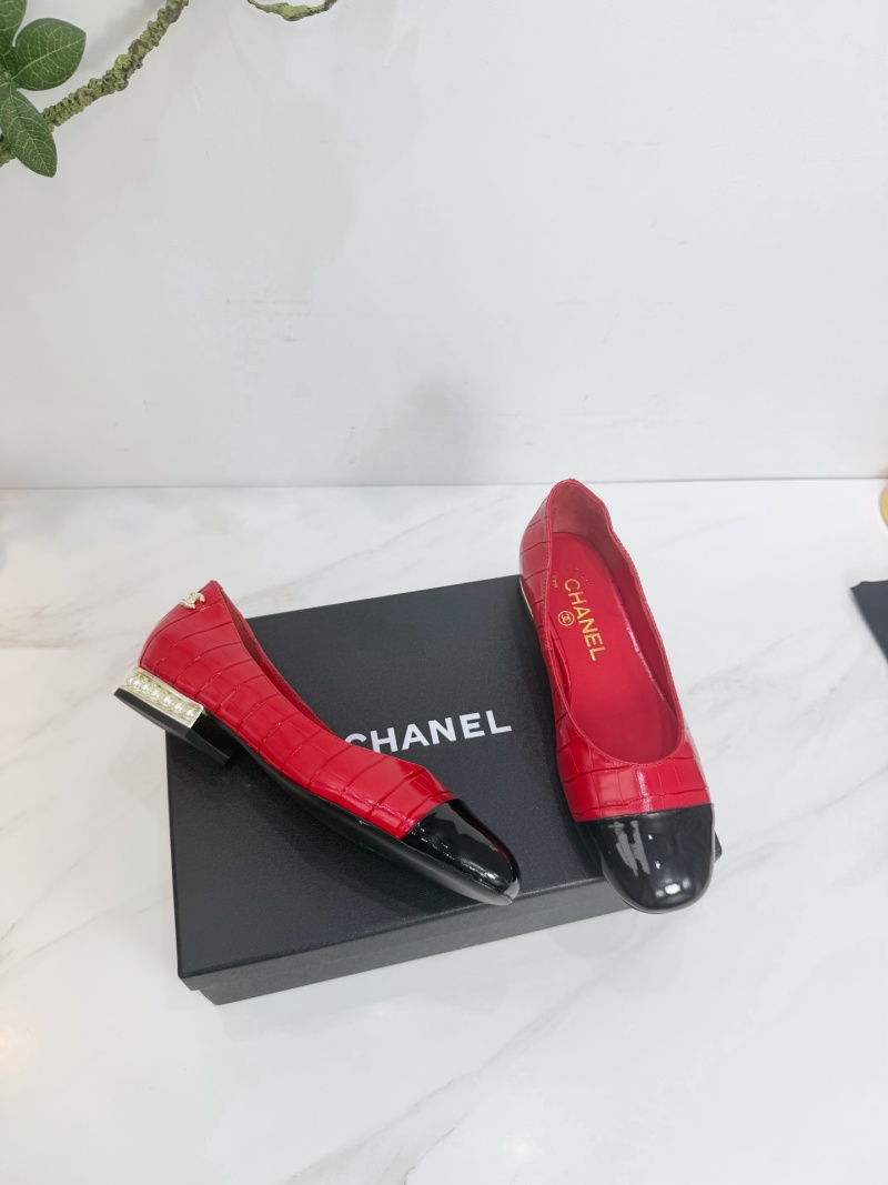 Женские туфли-лодочки с крокодиловым тиснением Chanel