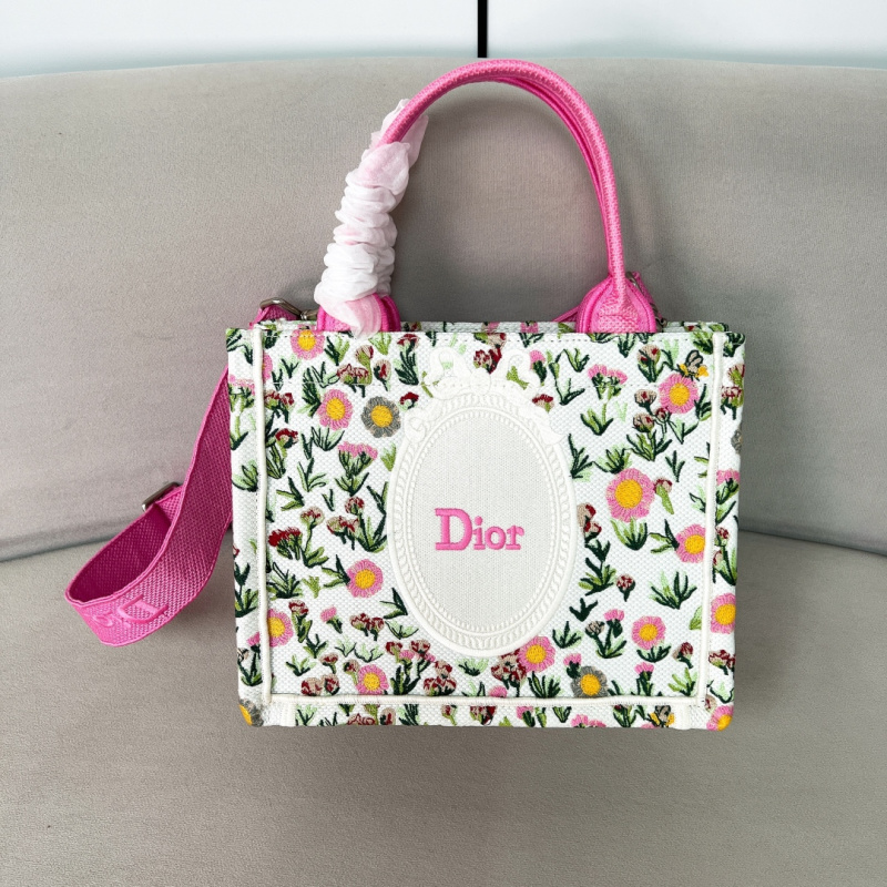 Сумка Dior с цветочным принтом