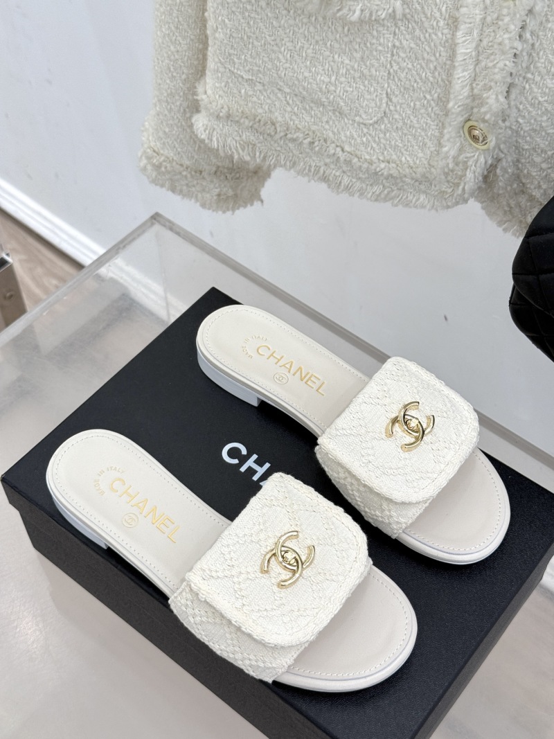 Женские шлёпанцы с тканевой вставкой и декоративной застежкой Chanel