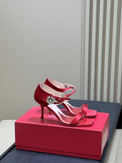 Женские туфли Roger Vivier с декоративным камнем