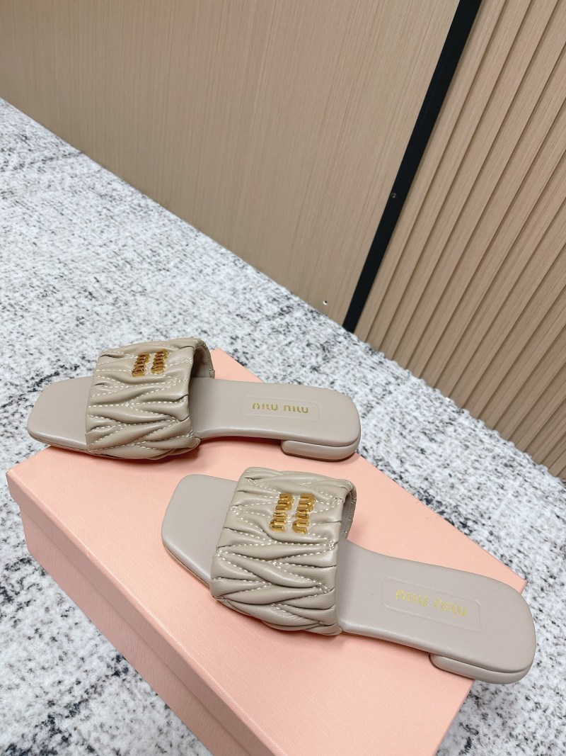 Женские летние шлепанцы из натуральной кожи с логотипом Miu Miu