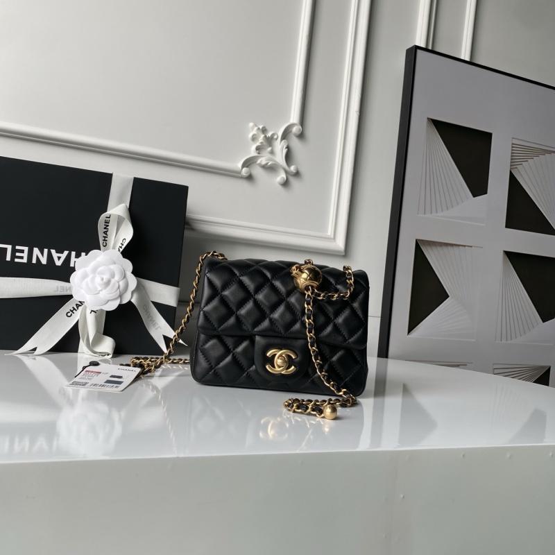 Черная кожаная сумка через плечо с золотистой фурнитурой Chanel