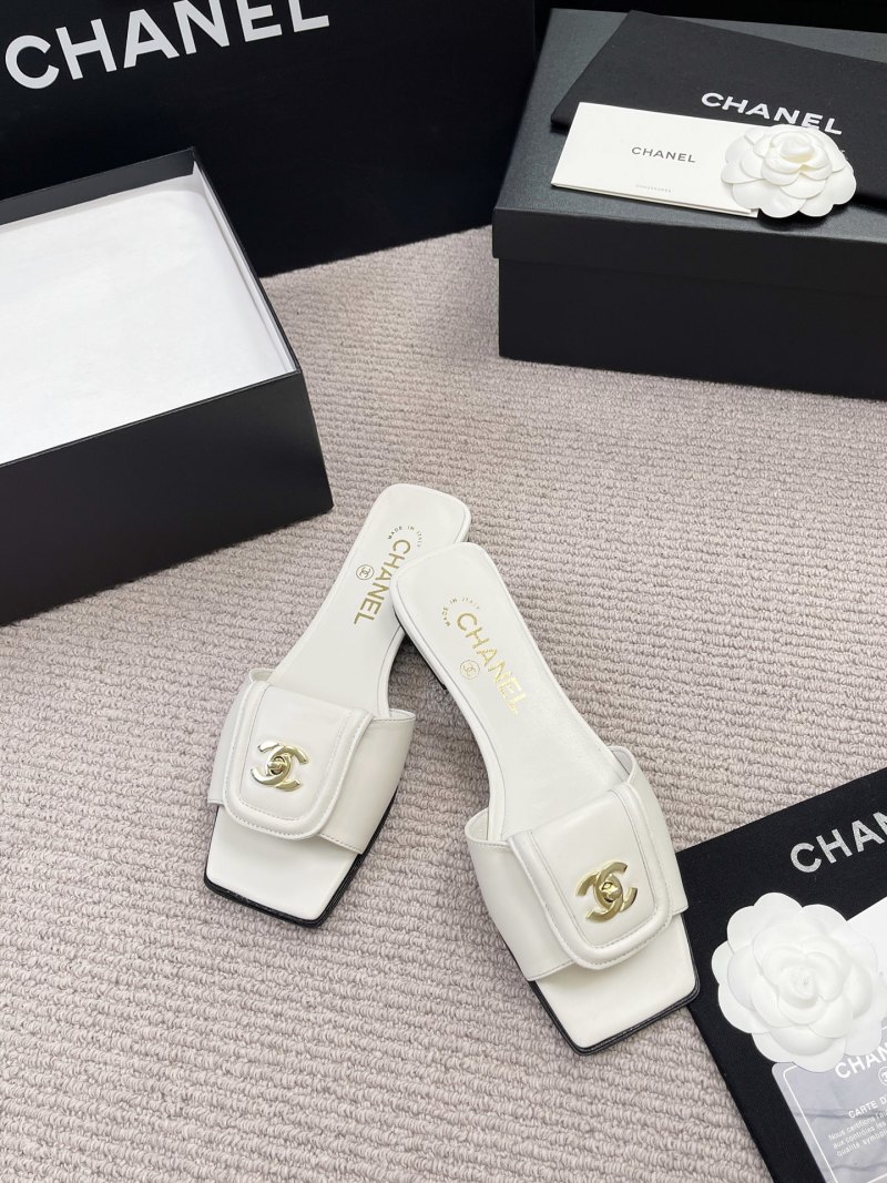 Мюли женские кожаные белые с декоративной пряжкой Chanel