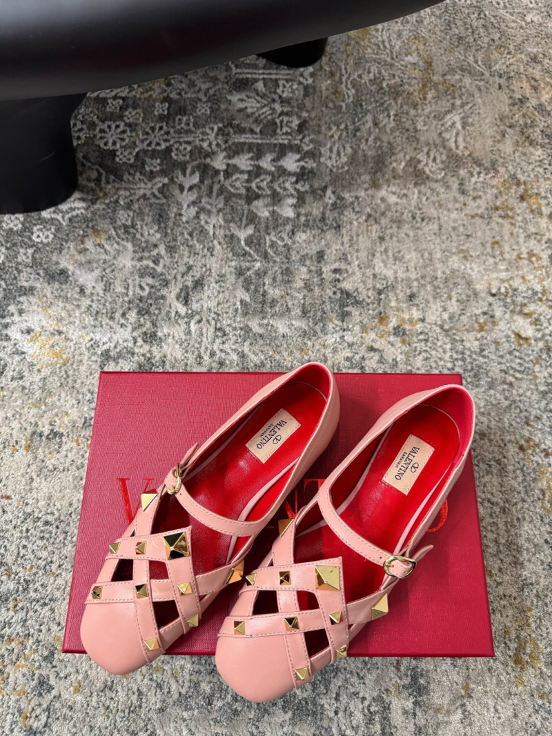Туфли Valentino Гаравани розовые кожаные с заклепками Valentino Garavani
