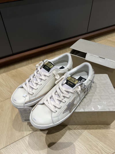 Кожаные кроссовки Golden Goose с декоративной звездой
