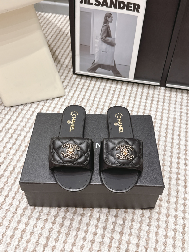 Черные шлепанцы Chanel из натуральной кожи