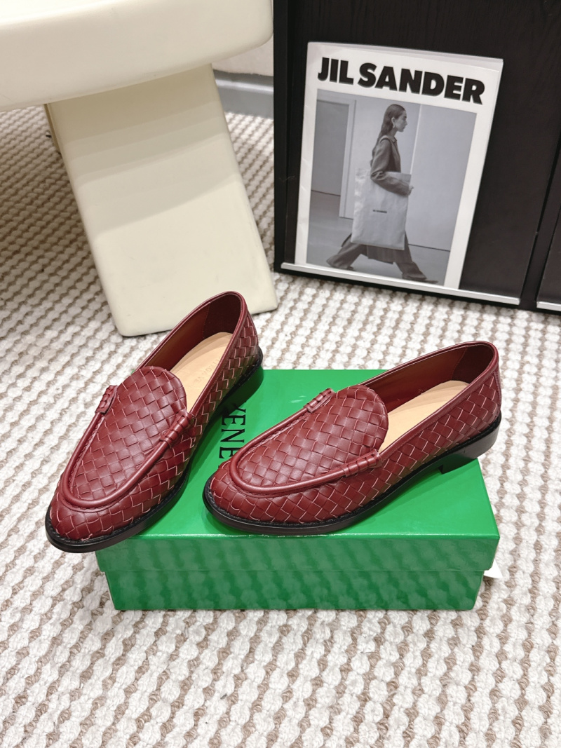 Женские плетёные лоферы Bottega Veneta цвета бордо