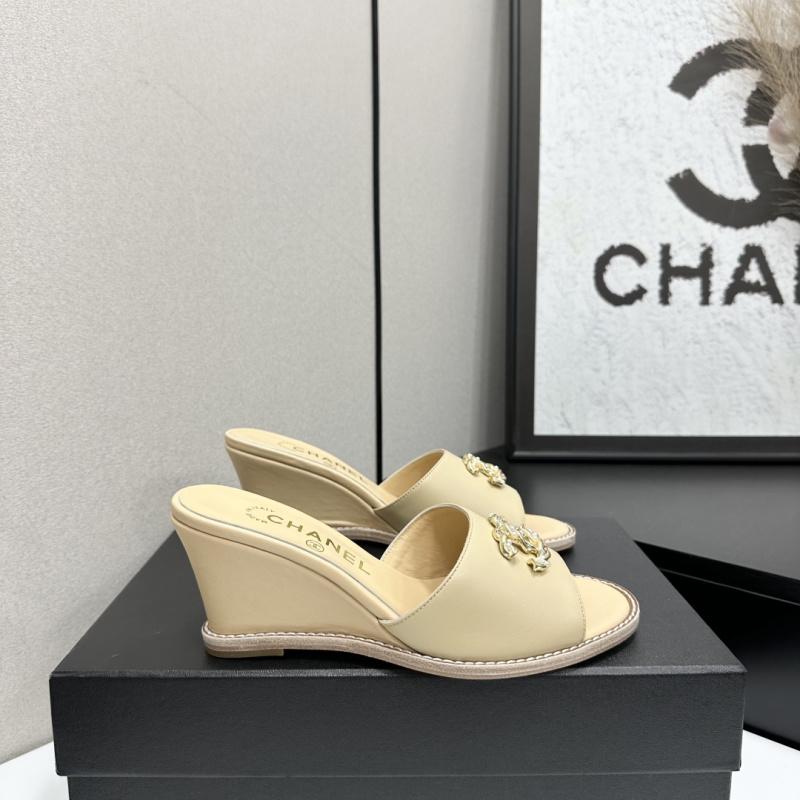 Женские бежевые шлепанцы на тракторной подошве Chanel