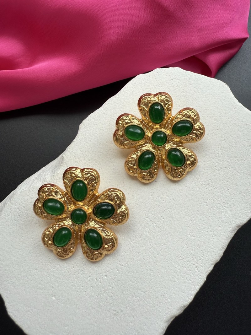 Серьги в форме цветка с зелеными камнями Schiaparelli