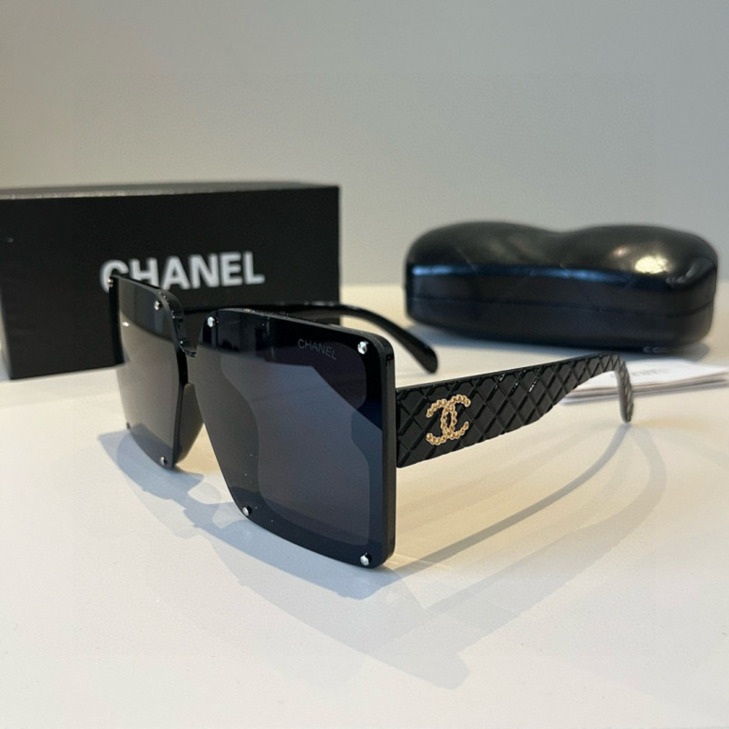 Солнцезащитные очки Chanel с квадратной оправой и декором
