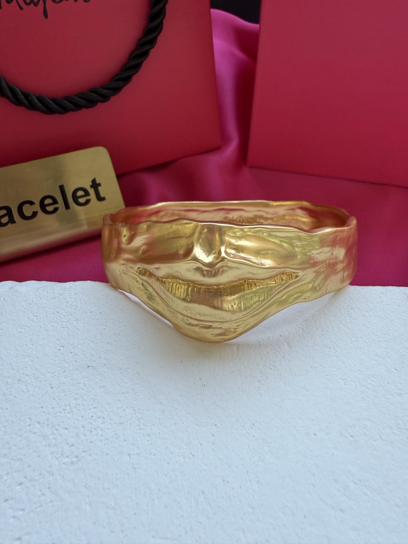 Браслет в виде губ Schiaparelli