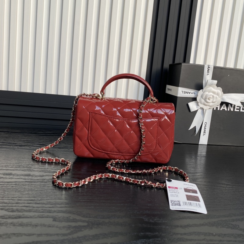 Красная лакированная сумка с цепочкой Chanel