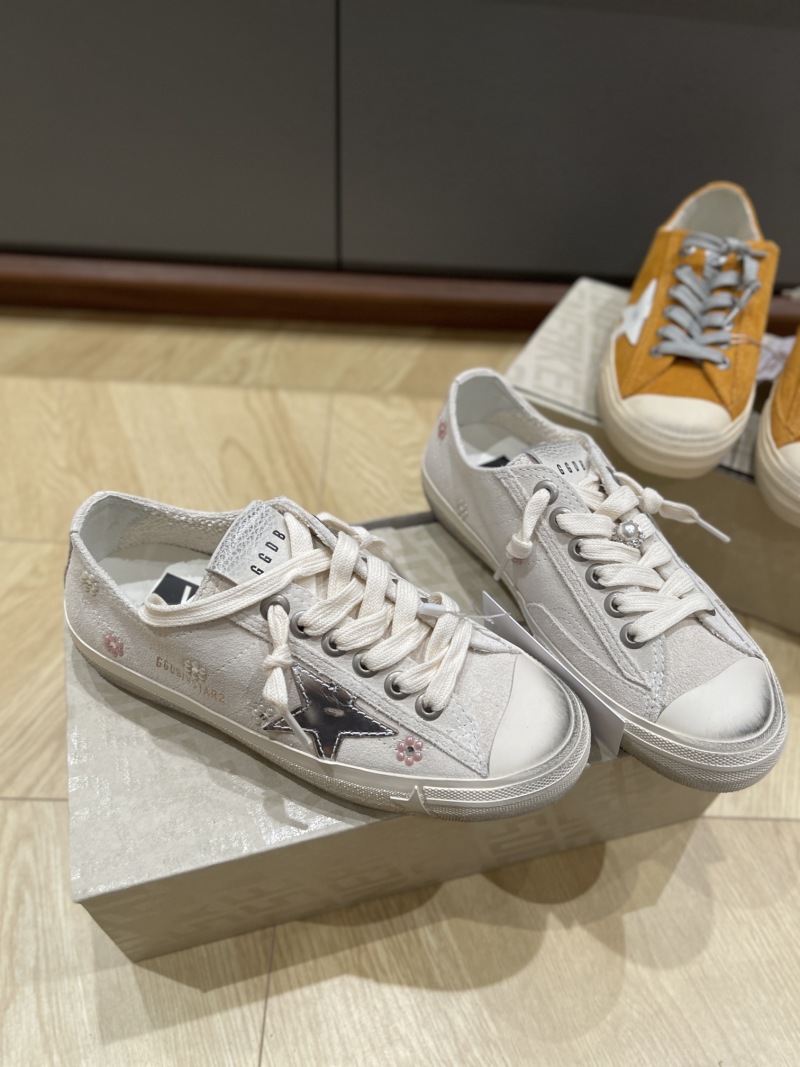 Женские кеды Golden Goose V-Star с эффектом потертости