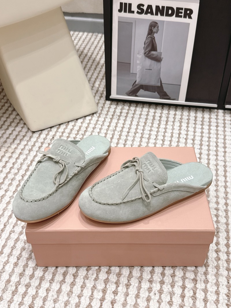 Женские замшевые мюли с бантом и логотипом Miu Miu