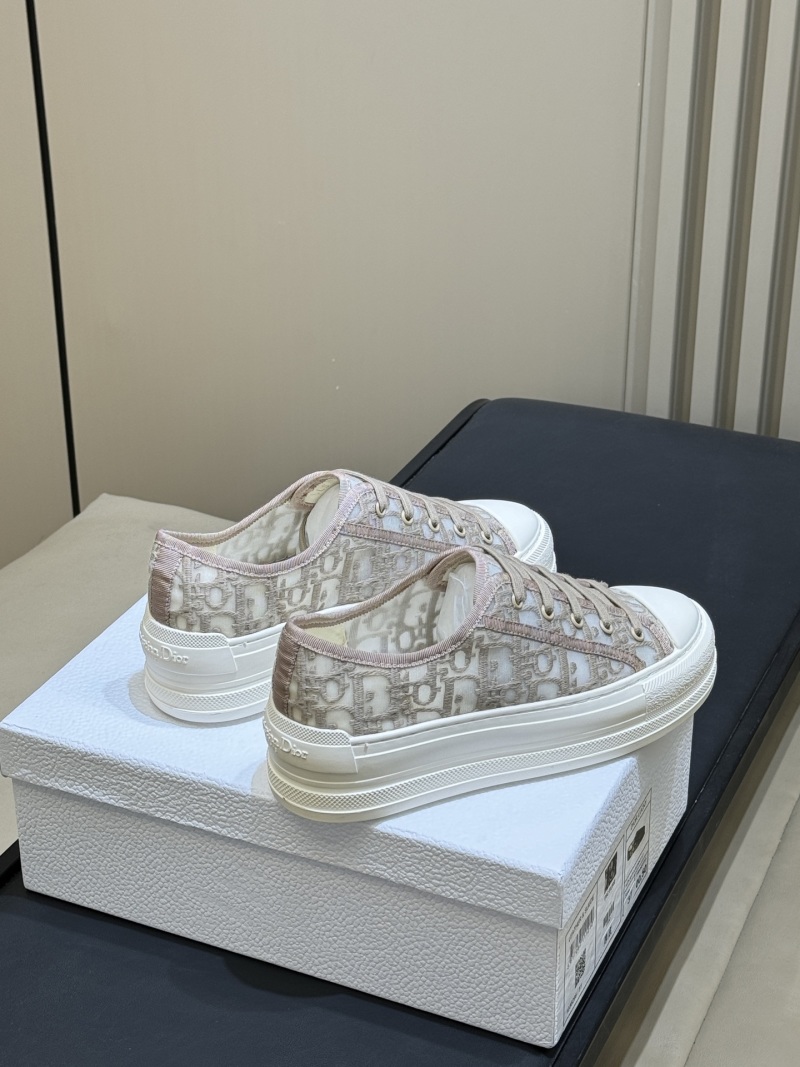 Женские кроссовки с монограммой Dior