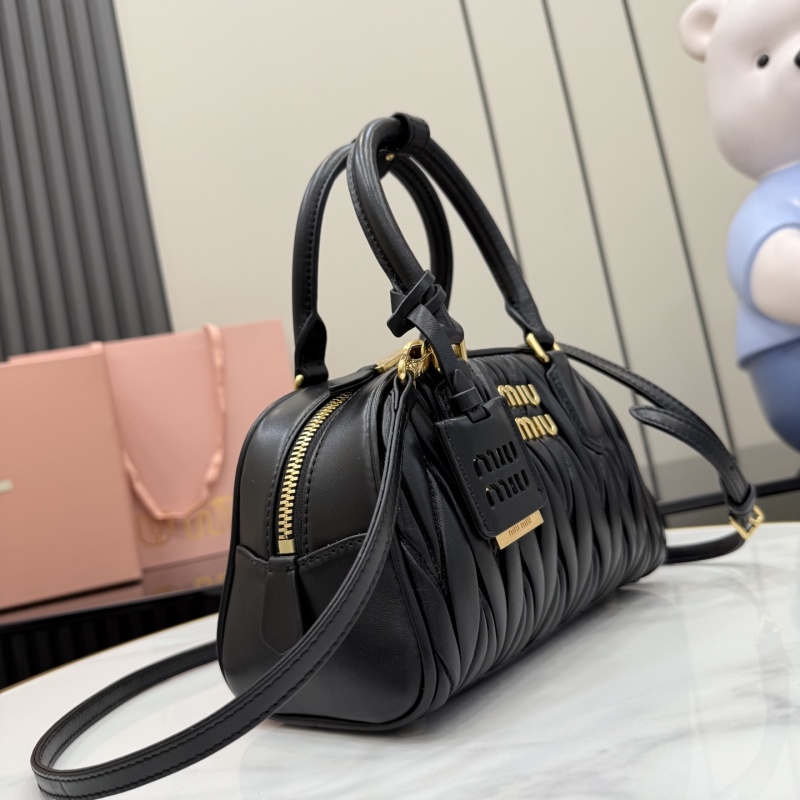Черная сумка Miu Miu с золотой фурнитурой