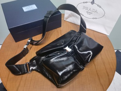 Чёрный ремень-сумка Prada с логотипом