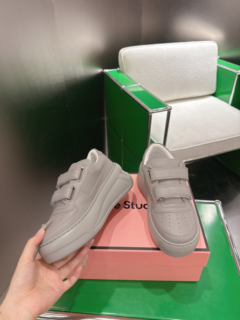 Кроссовки Acne Studios серого цвета на липучках