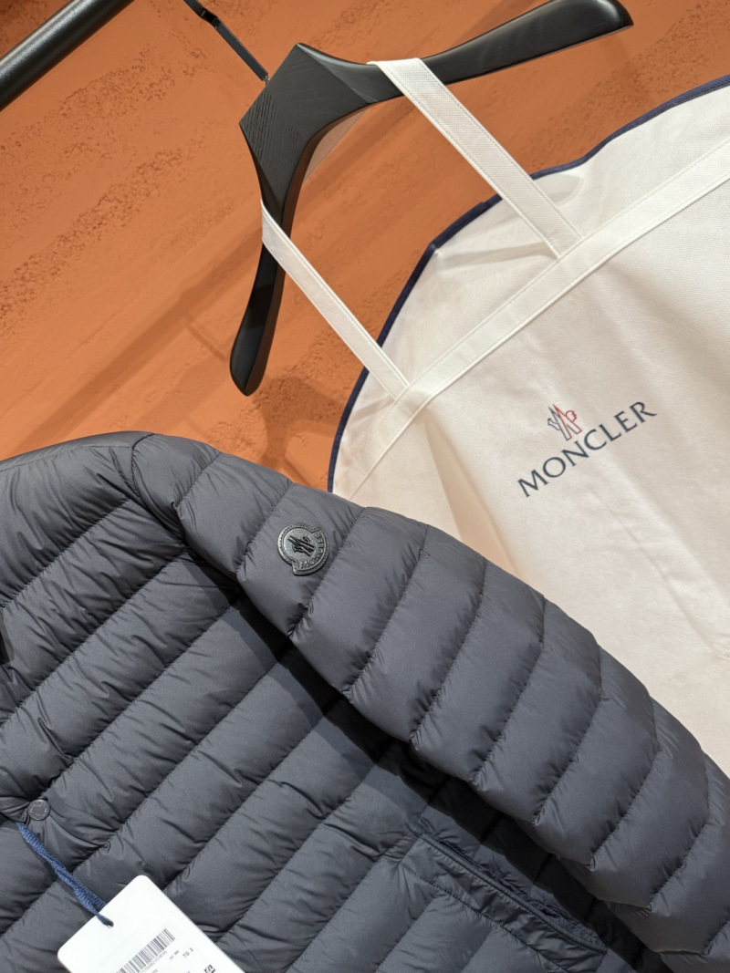 Пуховик Moncler